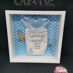 Bestickte Windel im Rahmen