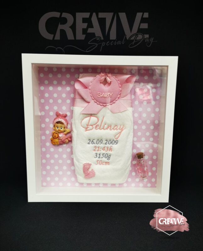 Bestickte Windel im Rahmen